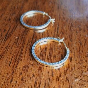 14K gold 1" Hoop Earrings Textured mixed white and yellow gold. 1.5 Grams